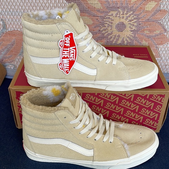Vans Sk8-Hi
Cozy Hug Biscotti
VN0A7Q5NBVV
Men’s Sneakers - Picture 2 of 16